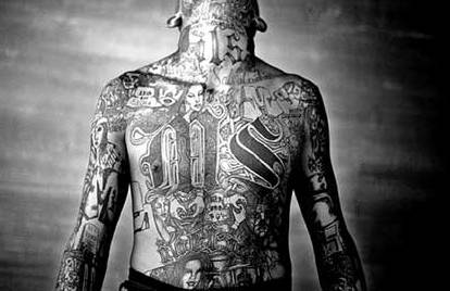 Rapinò una minorenne incintaTradito dal tatuaggio della gang