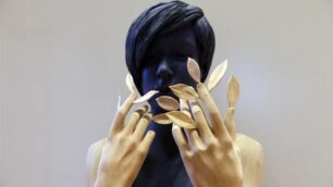 Monza,la scultura di Willy Verginer che accoglie i visitatori della mostra Naturales Quaestiones