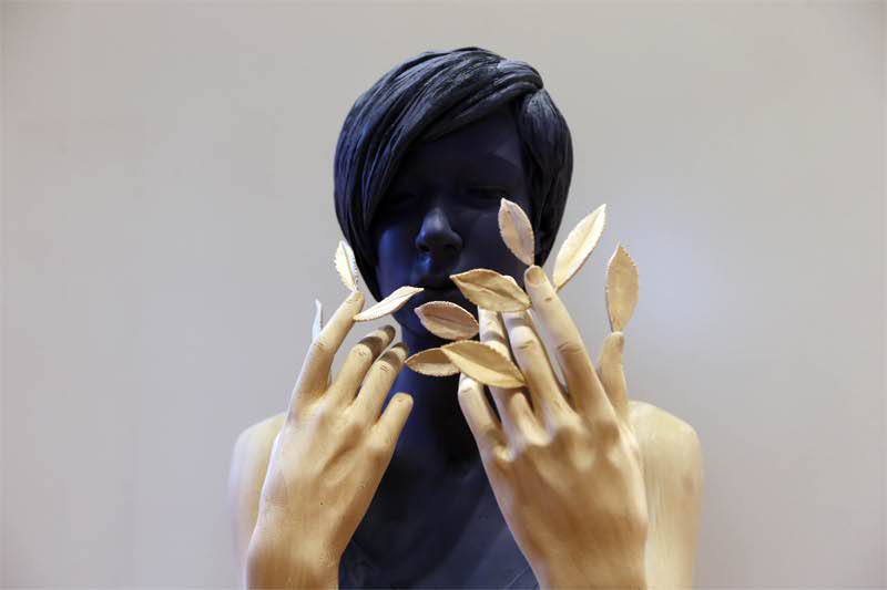 Monza,la scultura di Willy Verginer che accoglie i visitatori della mostra Naturales Quaestiones