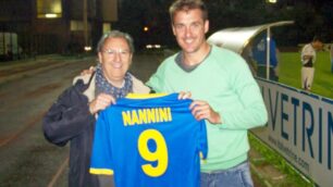 Partita amarcord a Seregno per i cento anni: la consegna della maglia a Mauro Sebastian Nannini