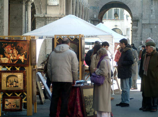 Mercatino agricolo in piazza Dante