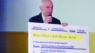 L’assegno da 1.780 euro consegnato alle scuole di Bellusco per il risparmio energetico in classe