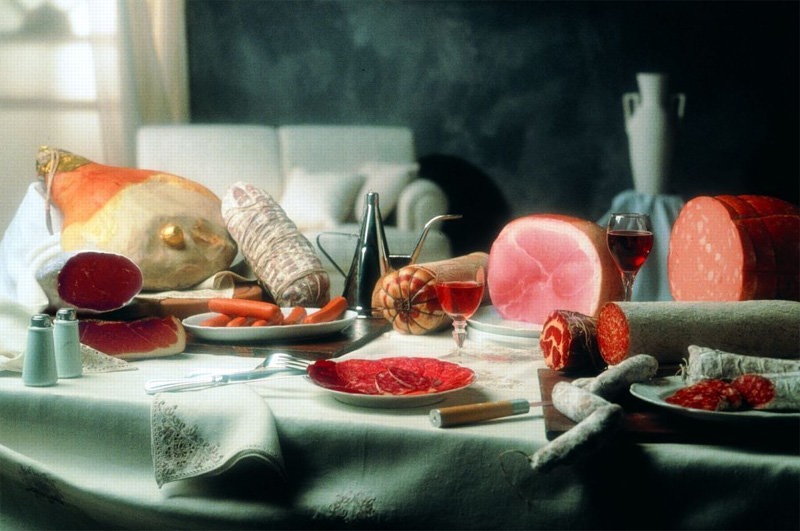 I malviventi hanno mangiato formaggio e salumi nella cucina dei due anziani