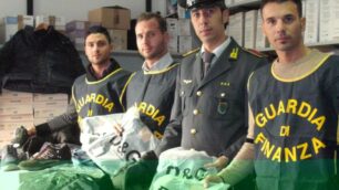 Migliaia di abiti e scarpe taroccatiMaxi sequestro a San Fruttuoso