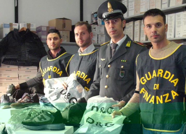 Migliaia di abiti e scarpe taroccatiMaxi sequestro a San Fruttuoso