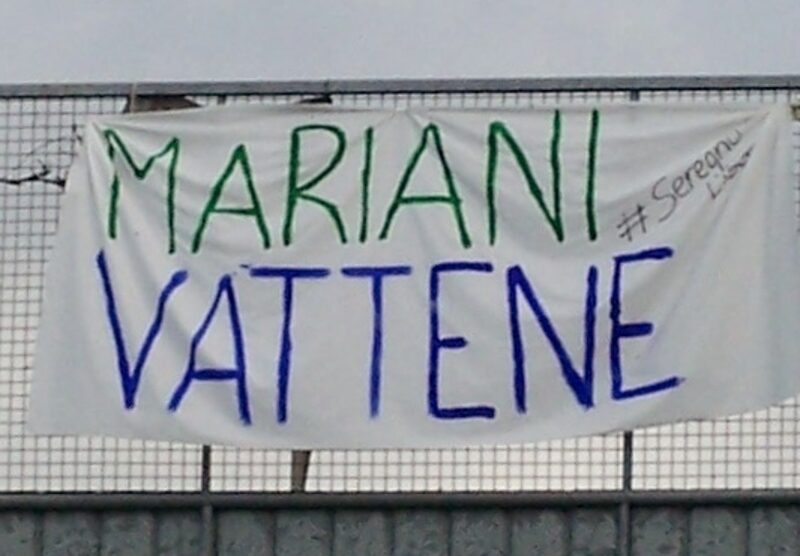 Uno degli striscioni apparsi oggi in città.