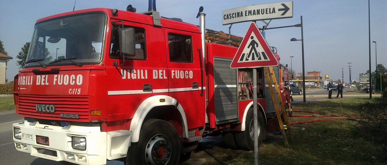 Bruciano le sterpaglie a SolaroAttimi di panico in una cascina