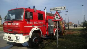 Bruciano le sterpaglie a SolaroAttimi di panico in una cascina