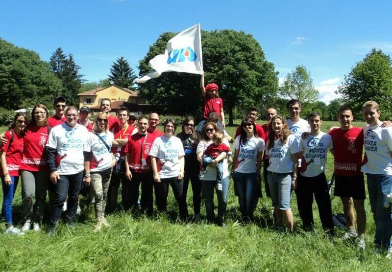 Foto di gruppo per i partecipanti alla BiciclettAvis