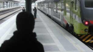 Un pendolare che aspetta un treno