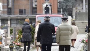 Uno dei viali del cimitero di Vimercate