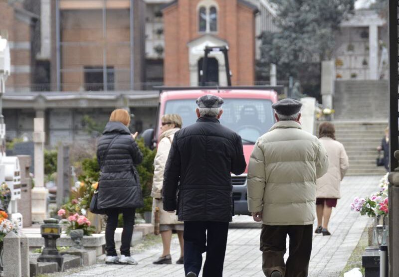 Uno dei viali del cimitero di Vimercate