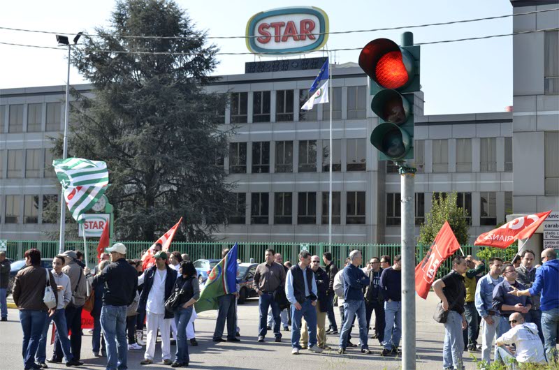 Una protesta dei lavoratori Star ad Agrate Brianza