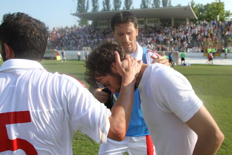 Calcio, le lacrime del Monza al termine della finale