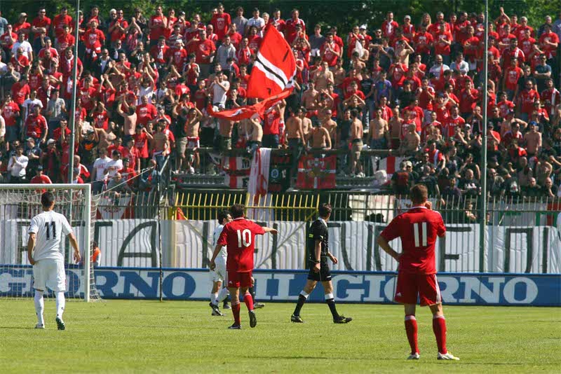 Monza e i la curva: ton sur ton biancorosso