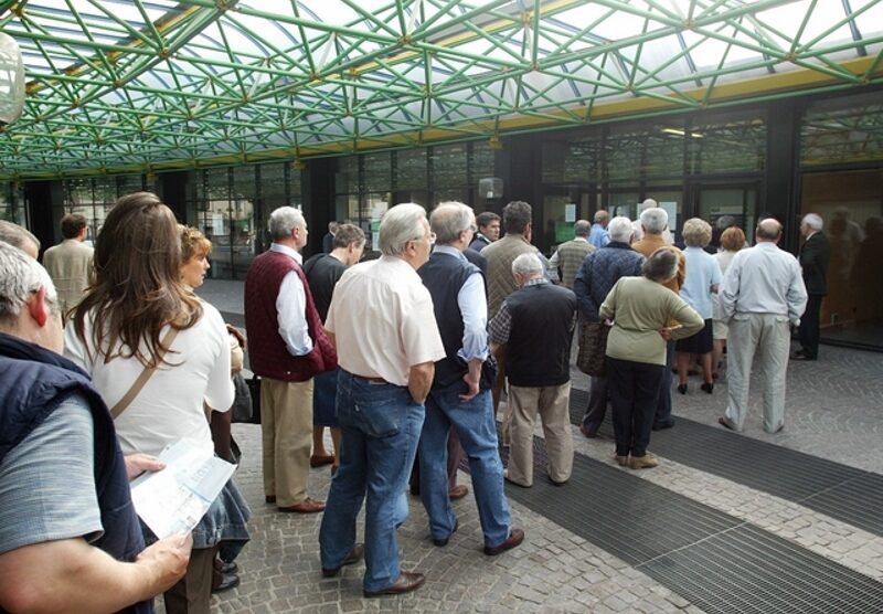 In attesa del proprio turno nella sede Equitalia di Monza