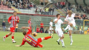 Djokovic con la maglia del Monza in azione contro la Cremonese