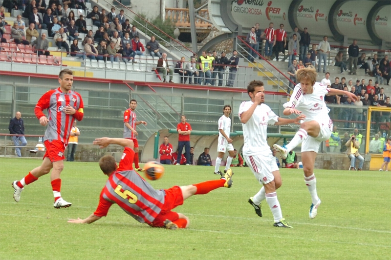 Djokovic con la maglia del Monza in azione contro la Cremonese