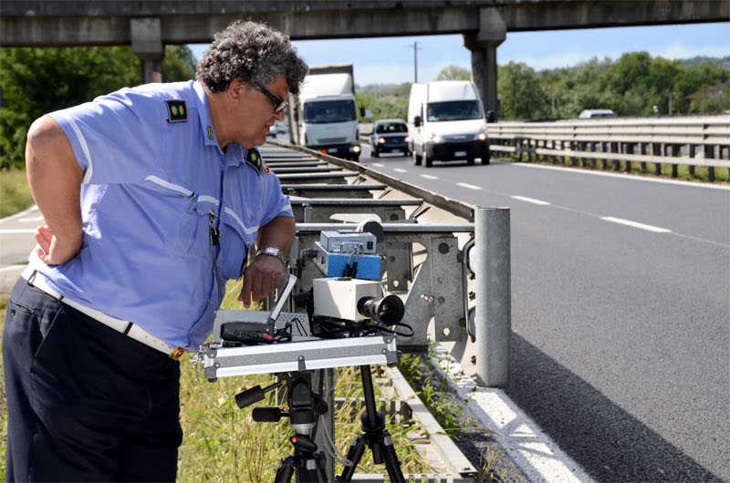 Gli agenti della polizia locale di Nibionno con gli autovelox sulla SS36