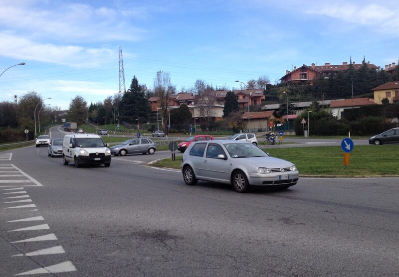 Peregallo di Lesmo: la rotonda tra via Marconi, via Maggi e via Galilei