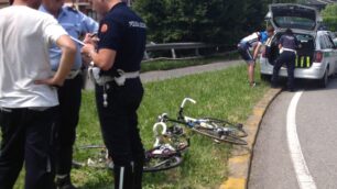 I vigili fanno i rilevamenti. A terra la bicicletta.