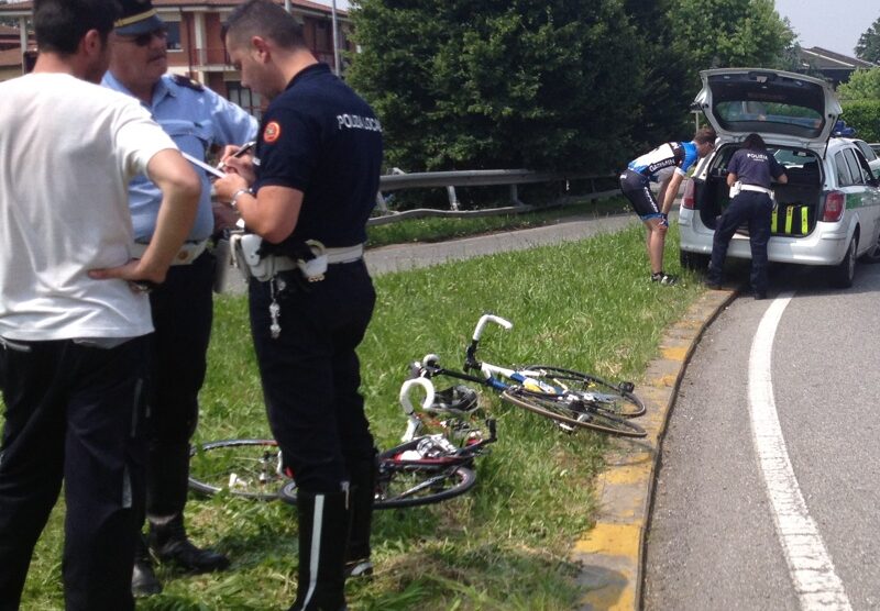 I vigili fanno i rilevamenti. A terra la bicicletta.