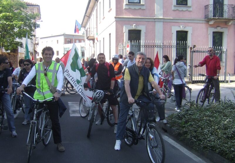 Limbiate, il sindaco in bicicletta