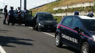 La Peugeot incidentata dei rapinatori ferma sulla rampa della Valassina