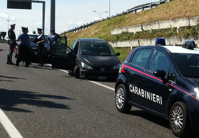 La Peugeot incidentata dei rapinatori ferma sulla rampa della Valassina