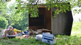 La casetta rovesciata dai vandali