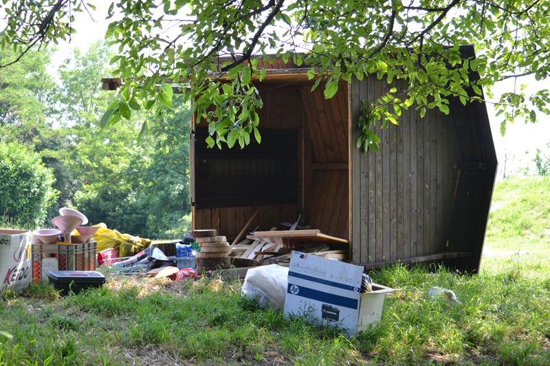 La casetta rovesciata dai vandali