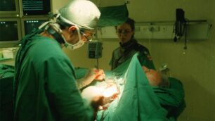 Medici al lavoro in sala operatoria