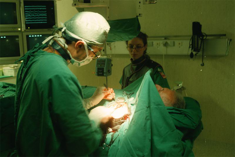 Medici al lavoro in sala operatoria