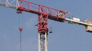 L’operaio sulla gru nel cantiere della questura di Monza