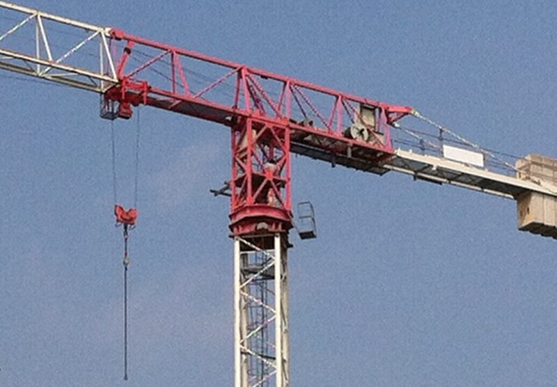 L’operaio sulla gru nel cantiere della questura di Monza