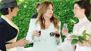 Veronica Lario tra Francesca Longoni e la sposa, Eleonora Romolo