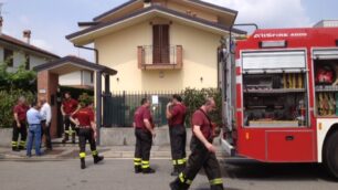 I vigili del fuoco fuori della villetta