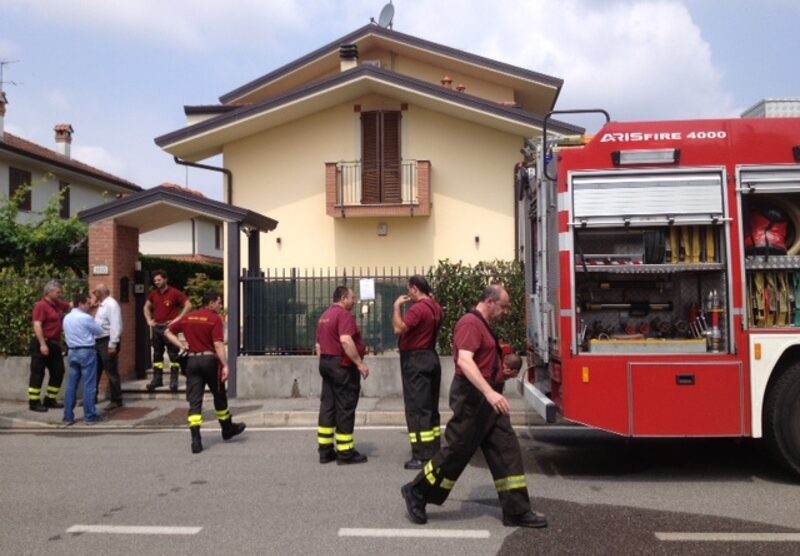 I vigili del fuoco fuori della villetta