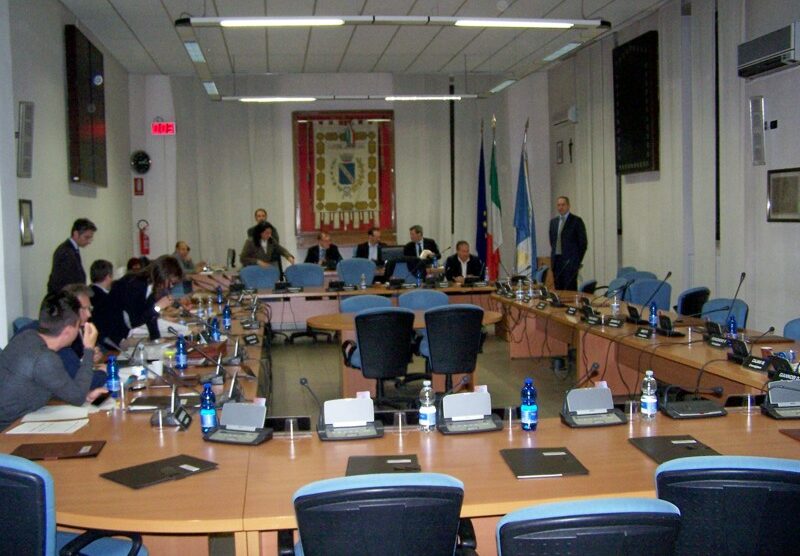 Seregno, l’aula semivuota del consiglio comunale