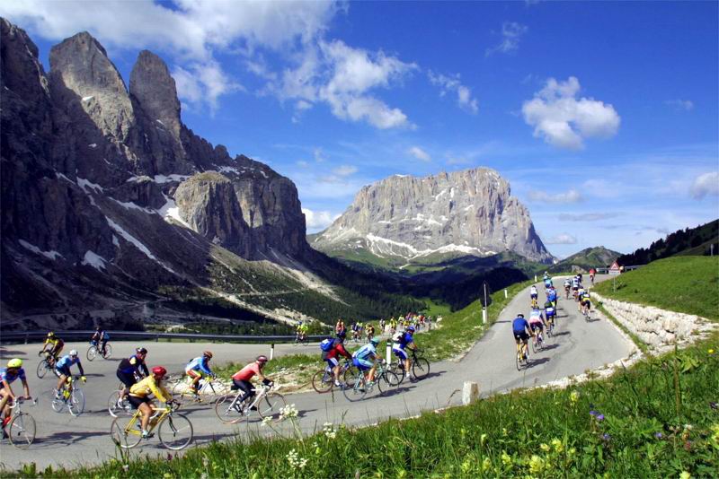 Ciclismo, un’immagine della Maratona dles Dolomites