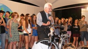 Don Eugenio e la bicicletta che gli è stata regalata dai ragazzi dell’oratorio estivo
