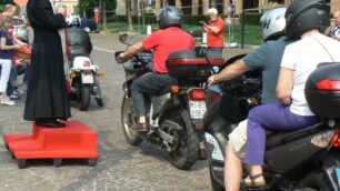 Don Eugenio Dalla Libera a Vedano benedice alcune moto