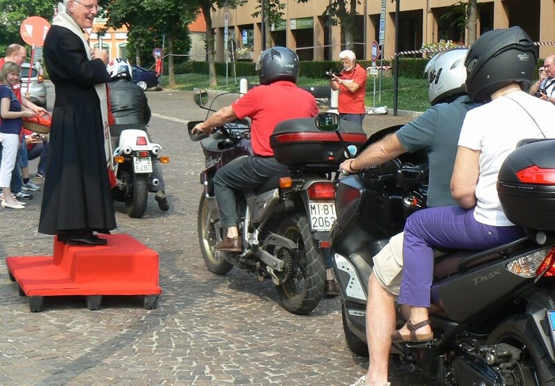 Don Eugenio Dalla Libera a Vedano benedice alcune moto