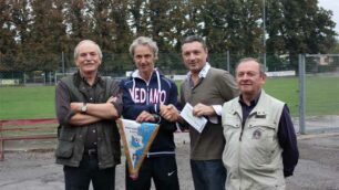 Settembre 2012: Oliviero Zappa consegna alle società calcistiche di Mirandola e Cavezzo i fondi raccolti a Vedano pro Emilia