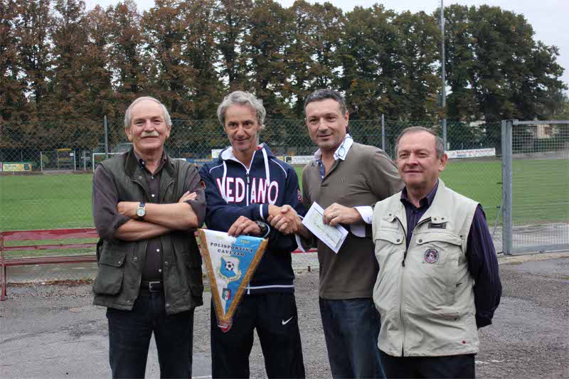 Settembre 2012: Oliviero Zappa consegna alle società calcistiche di Mirandola e Cavezzo i fondi raccolti a Vedano pro Emilia