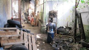Cataste di eternit, bombole del gas, pneumatici e bidoni di olii esausti rinvenuti nel capannone di Molino Ponte (foto di