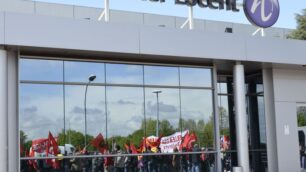 La protesta dei dipendenti della Alcatel-Lucent di Vimercate