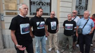 I rappresentanti dei lavoratori Bames-Sem davanti alla prefettura di Monza