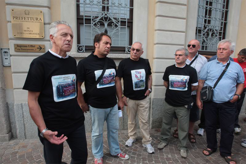 I rappresentanti dei lavoratori Bames-Sem davanti alla prefettura di Monza