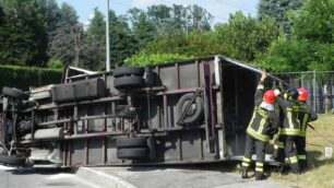 Il camion ribaltato a Biassono in via Madonna delle nevi